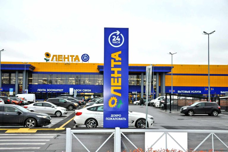 Видно издалека: рекламные стелы и пилоны